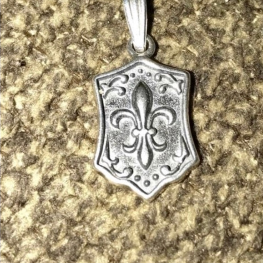 Fluer de lis pendant